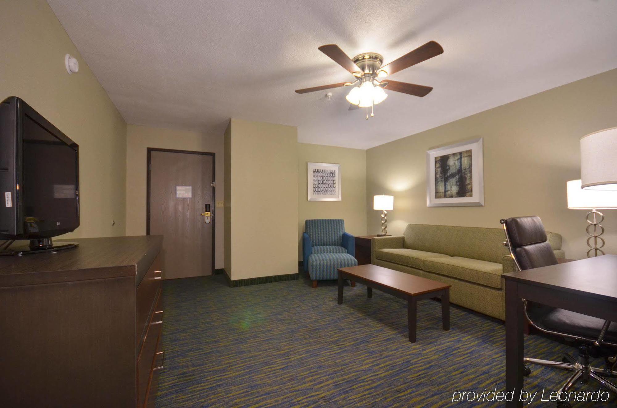 Holiday Inn Express & Suites Fayetteville University Of Arkansas Area By Ihg Exterior photo